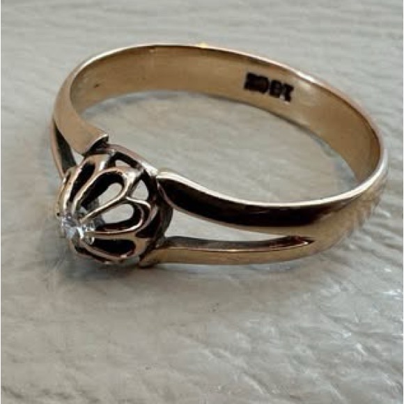 10K Solid Gold Dimond Ring (nice weight and chunkiness to it) luxury jewelry - Picture 3 of 7